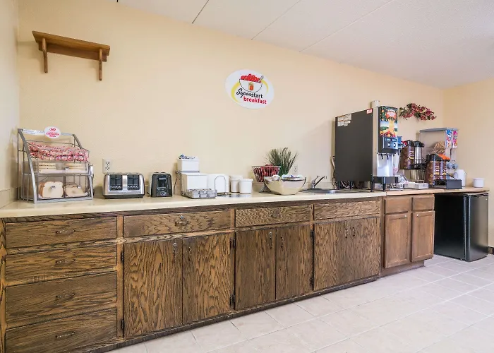 Super 8 By Wyndham Owatonna